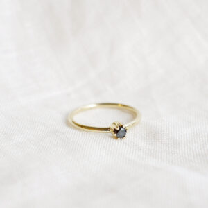 anel solitário de noivado em ouro 18k e diamante negro minimalista e feito à mão sobre tecido
