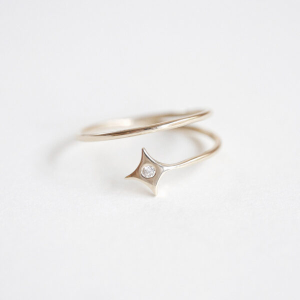 Anel minimalista feito a mão em ouro 18k com estrela e diamante no centro