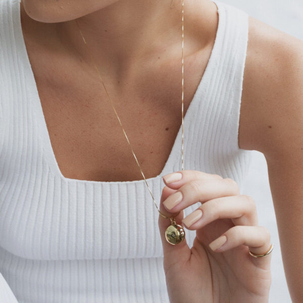 Mulher usando Corrente minimalista veneziana fina feita a mão em ouro 18k com relicário