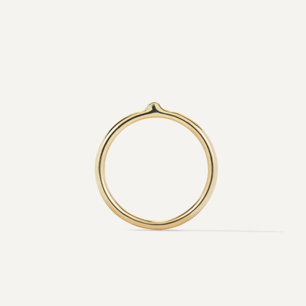 anel de noivado em ouro 18k e diamante minimalista e feito à mão sobre fundo branco