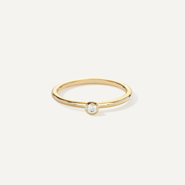 anel de noivado em ouro 18k e diamante minimalista e feito à mão sobre fundo branco