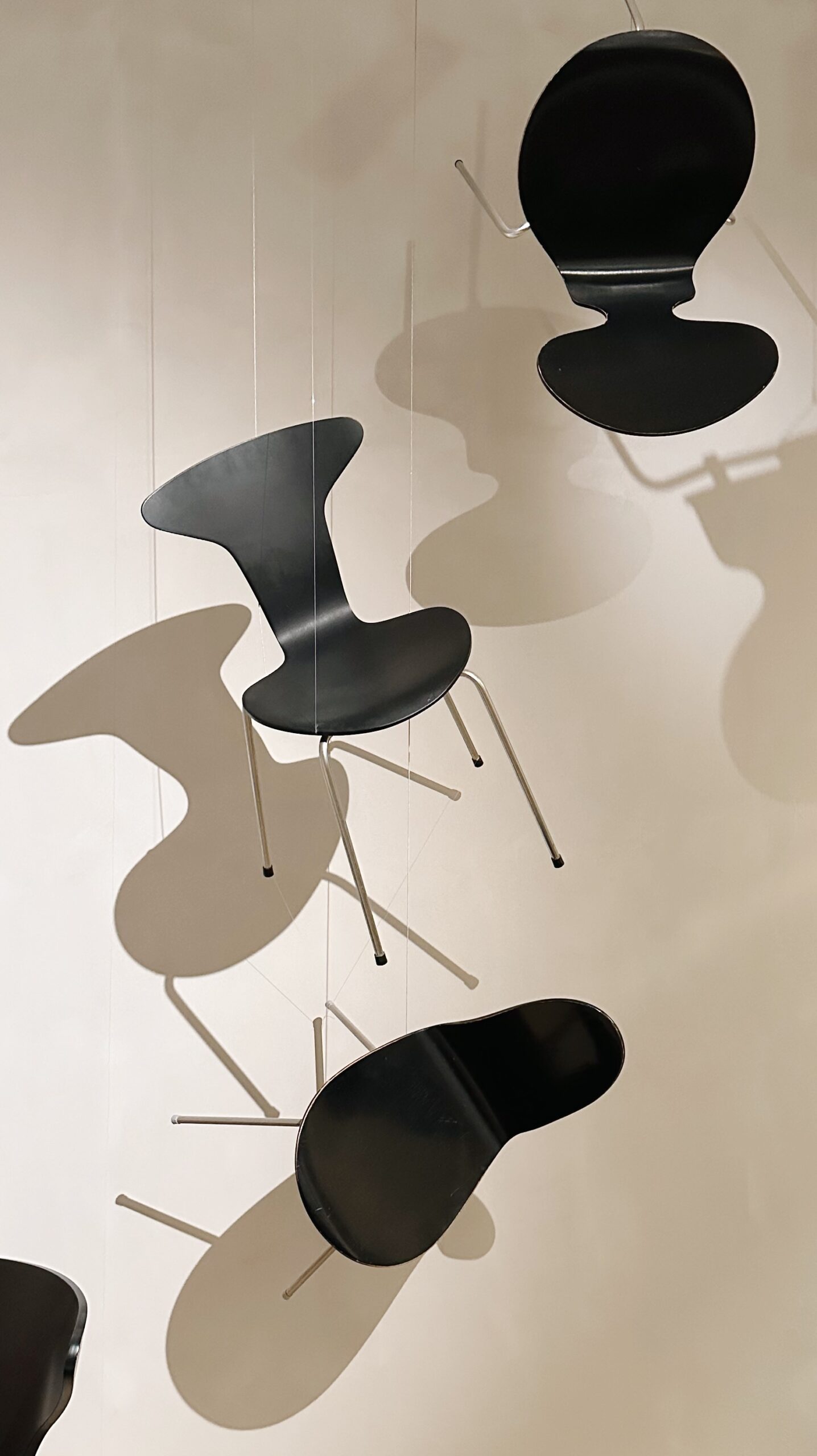 Exposição de cadeiras no design museum em copenhagem