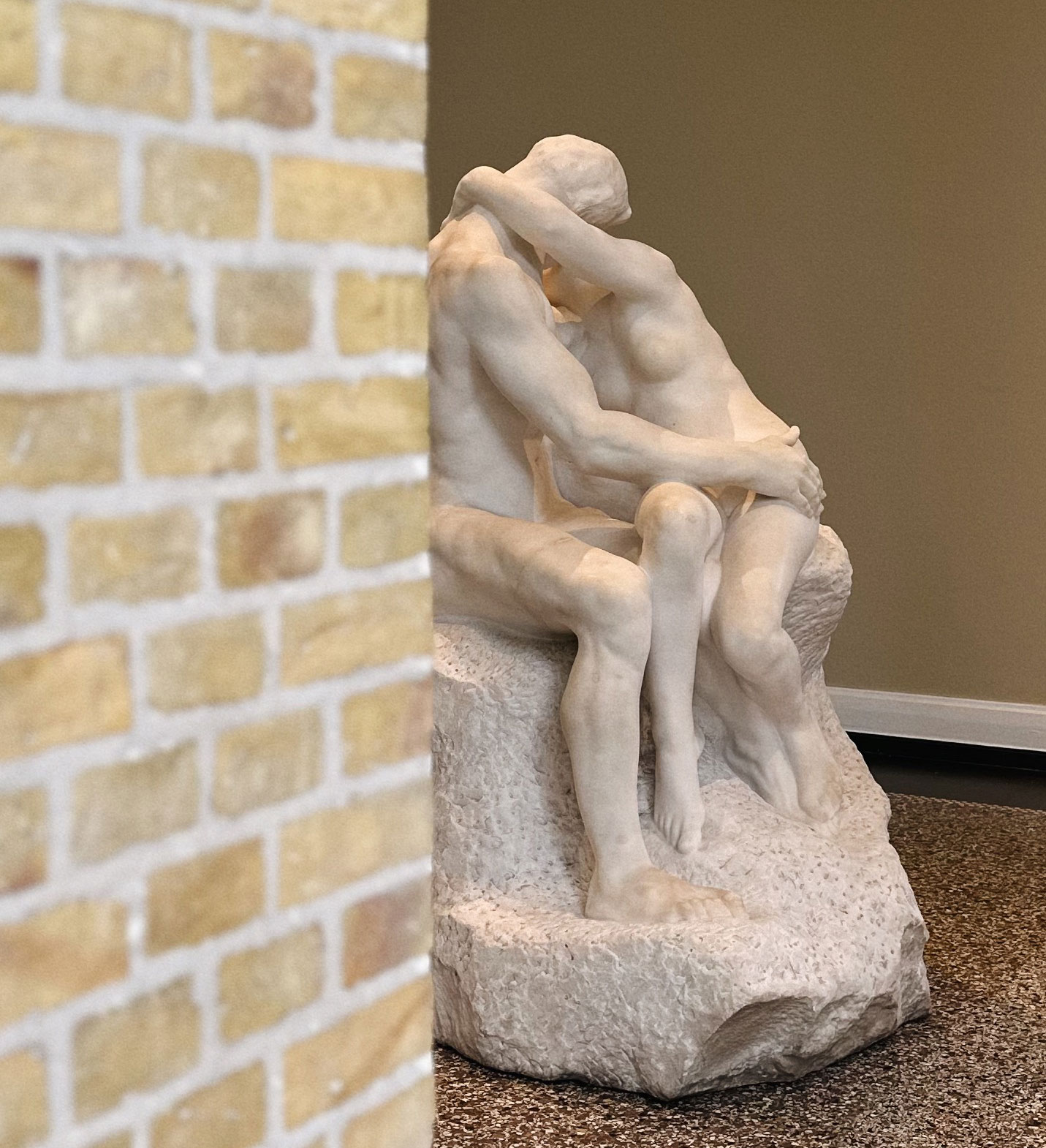 escultura o beijo exposta no Glyptoteket em copenhagen
