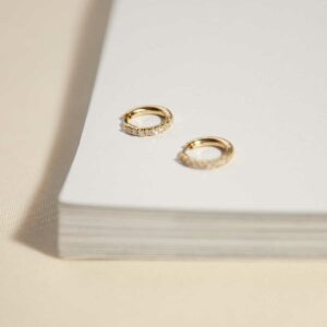 Argolinha mini redonda minimalista feita a mão em ouro 18k com diamantes na sua volta