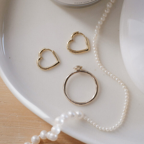 Colar de pérolas naturais, Anel com diamante e Brinco minimalista de argola em formato de coração feito a mão em ouro 18k
