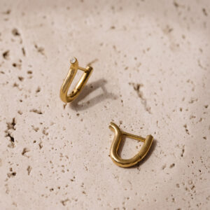 Brinco minimalista delicado feito a mão em ouro 18k em forma de V com diamante na ponta