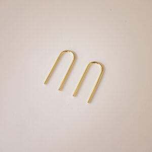 Brinco minimalista fino feito a mão em ouro 18k em formato de anzol