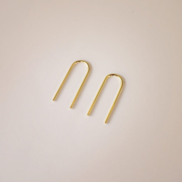 Brinco minimalista fino feito a mão em ouro 18k em formato de anzol