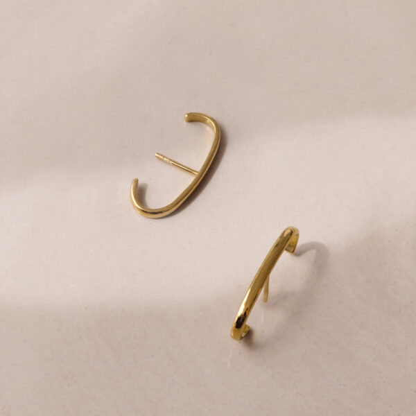 Brinco minimalista contorna a orelha feito a mão em ouro 18k em formato de C