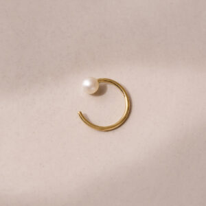 Ear cuff minimalista usada como piercing feita a mão em ouro 18k com pérola natural