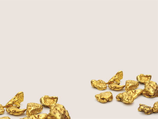 pedaços de ouro 24k espalhados no fundo transparente