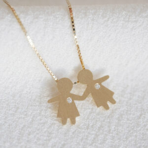 Pingente representando filhas juntas feito a mão em ouro 18k com diamante e corrente minimalista