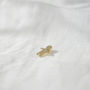 Pingente minimalista representando filho feito a mão em ouro 18k com diamante