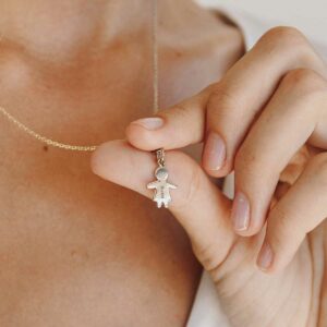 Mulher usando Pingente com gravação de nome personalizável representando filha feito a mão em ouro 18k com diamante