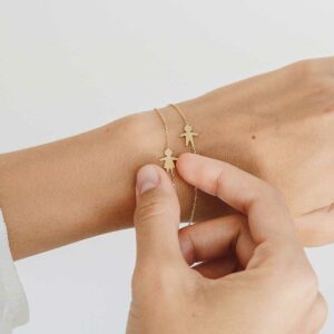 Duas Pulseiras minimalistas representando filha feitas a mão em ouro 18k com diamante e corrente cartier fina