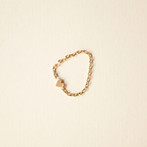 Anel minimalista feito a mão com corrente e coração em ouro 18k sobre fundo branco