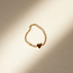 Anel minimalista feito a mão com corrente e coração em ouro 18k