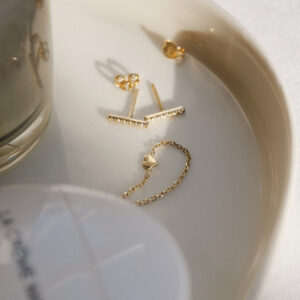 Prato com anel feito de corrente e brinco com diamantes minimalistas e feitos a mão em ouro 18k