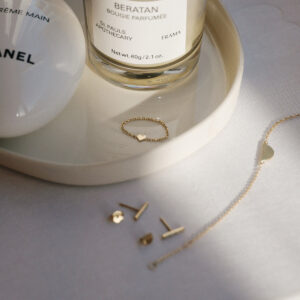 Prato com anel feito de corrente, pulseira e brinco com diamantes minimalistas e feitos a mão em ouro 18k