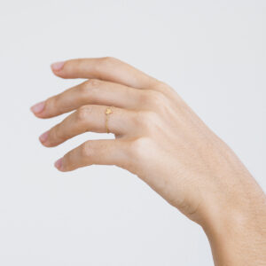 Mulher usando Anel minimalista feito a mão com corrente e coração em ouro 18k