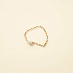 Anel minimalista feito a mão com corrente em ouro 18k e pérola natural sobre fundo branco