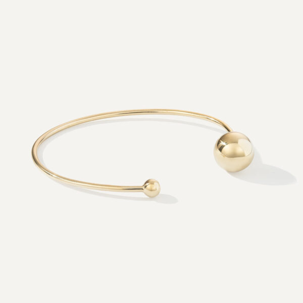 bracelete minimalista feito a mão em ouro amarelo 18k com duas esferas na ponta do aro