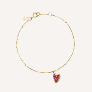 pulseira de ouro 18k com um pingente de coração cravejado com 14 rubis sobre fundo branco