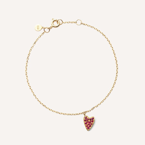 pulseira de ouro 18k com um pingente de coração cravejado com 14 rubis sobre fundo branco